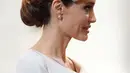 Aktris Angelina Jolie menghadiri acara Service of Commemoration and Dedication St Michael & St George di, London, Kamis (28/6). Gayanya tersebut dipadukan makeup yang lembut dengan pulasan lipstik dan blush yang bernuansa rosy pink. (Leon Neal/PA via AP)