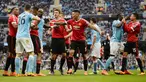 Para pemain Manchester United dan Manchester City terlibat adu mulut pada lanjutan Liga Inggris pekan ke-31 di Stadion Etihad, Manchester; Minggu (20/3/2016). (AFP/Oli Scarff)