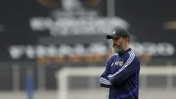 Pelatih Wolverhampton Wanderers, Nuno Espirito Santo melihat pemainnya berlatih jelang menghadapi Sevilla pada perempat final Liga Europa di Duisburg, Jerman, Senin (10/8/2020). (AP Photo/Ina Fassbender)