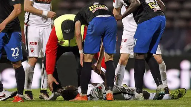 Patrick Ekeng pesepak bola asal Kamerun yang bermain buat Dinamo Bucharest meninggal di lapangan saat baru 7 menit masuk ke lapangan melawan Viitorul di Liga Rumania, (6/5/2016).