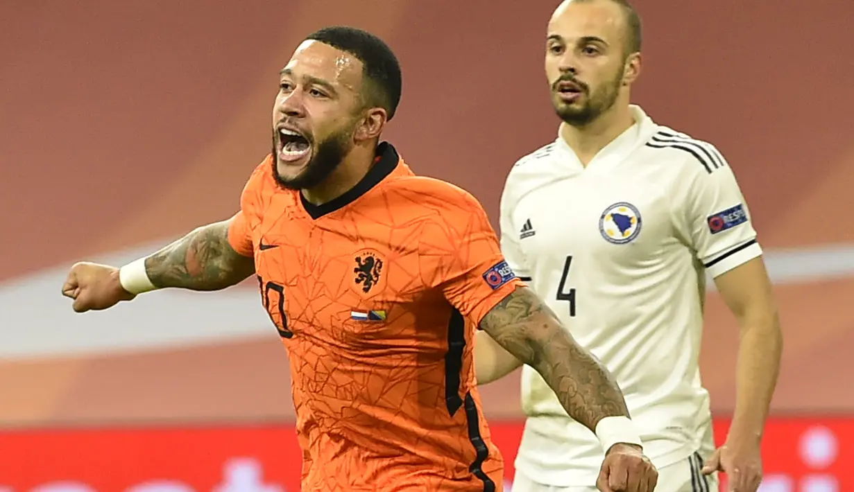 Penyerang Belanda, Memphis Depay berselebrasi usai mencetak gol ke gawang Bosnia & Herzegovina pada pertandingan UEFA Nations League di Johan Cruyff ArenA di Amsterdam, Belanda, Minggu (15/11/2020). Belanda menang atas Bosnia & Herzegovina 3-1. (John Thys/Pool via AP)