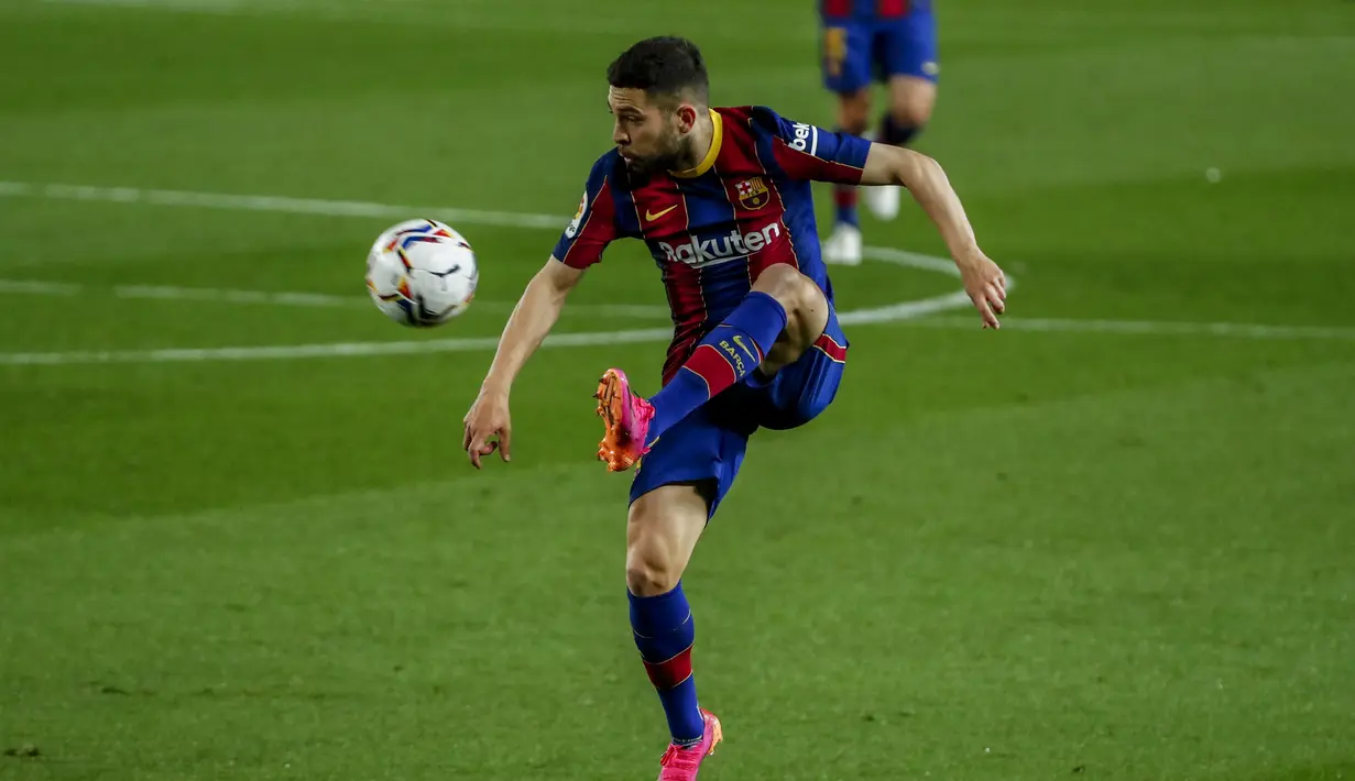 Bek Barcelona, Jordi Alba mengontrol bola saat bertanding melawan Getafe pada pertandingan lanjutan La Liga Spanyol di di stadion Camp Nou di Barcelona, Spanyol, Jumat (23/4/2021). Tambahan tiga angka membuat Barcelona kini mengumpulkan 68 angka di urutan ketiga. (AP Photo/Joan Monfort)
