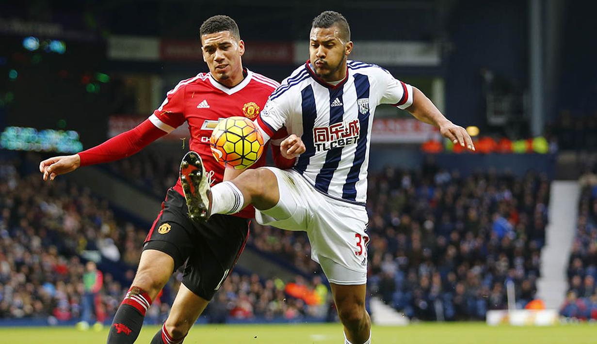 Bek Manchester United, Chris Smailing, berebut bola dengan striker West Bromwich Albion, Salomon Rondon. Akibat kekalahan ini MU harus turun ke peringkat ke-6 klasemen Liga Premier Inggris. (Reuters/Darren Staples)