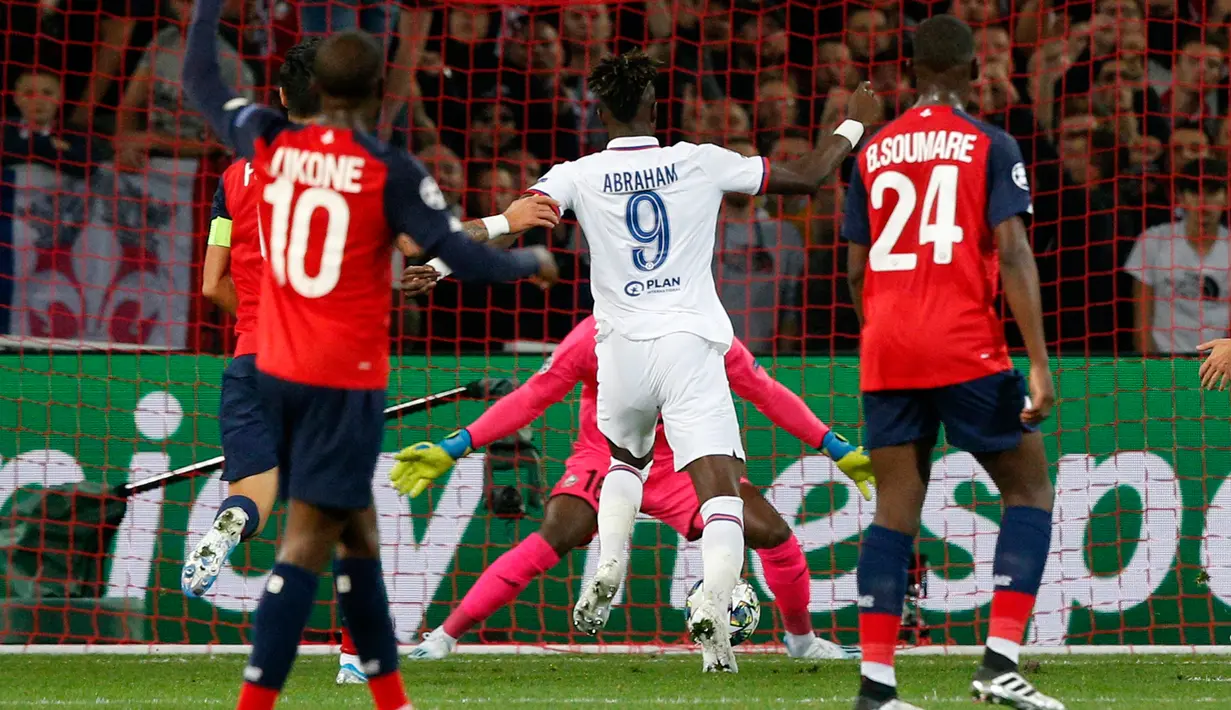 Pemain Chelsea Tammy Abraham (tengah) mencetak gol ke gawang Lille pada lanjutan Liga Champions di Stade Pierre-Mauroy, Lille, Prancis, Rabu (2/10/2019). The Blues menang 2-1. (AP Photo/Michel Spingler)
