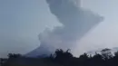 Gunung Merapi memuntahkan material vulkanik ke udara di Sleman, Indonesia, Selasa, (3/3/2020).Gunung paling aktif di Indonesia tersebut meletus pada 3 Maret pukul 05.22 WIB dengan tinggi kolom 6.000 meter. (AP Photo/Slamet Riyadi)