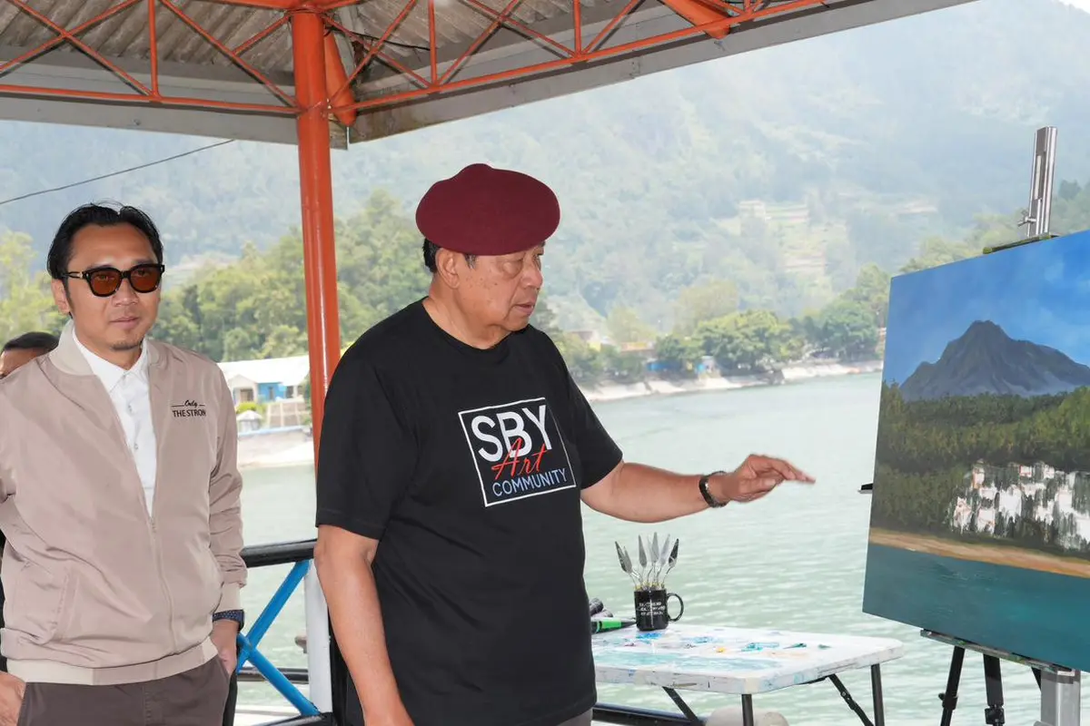 Edhie Baskoro Yudhoyono (Ibas) mendampingi sang ayah, Susilo Bambang Yudhoyono (SBY), mengabadikan keindahan panorama Gunung Lawu dalam sebuah lukisan di atas kanvas (Istimewa)