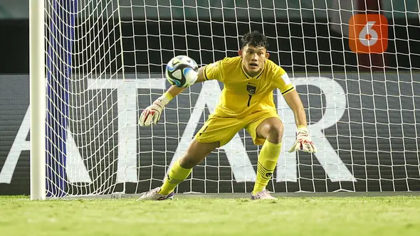 Kiper Timnas Indonesia U-17, Ikram Algiffari berusaha mengamankan bola saat menghadapi Timnas Ekuador U-17 pada laga pertama Grup A Piala Dunia U-17 2023 di Stadion Gelora Bung Tomo, Surabaya, Jumat (10/11/2023). (Bola.com/Bagaskara Lazuardi)