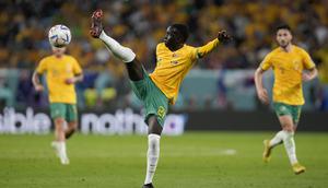 Garang Kuol. Striker Timnas Australia yang bermain bersama Central Coast di Liga Australia ini menjadi pemain termuda kedua yang telah melakukan debutnya di matchday pertama fase Grup D Piala Dunia 2022 saat diturunkan pelatih Graham Arnold menghadapi juara bertahan Prancis pada menit ke-73 menggantikan Craig Goodwin (22/11/2022). Saat itu ia berusia 18 tahun, 2 bulan dan 3 hari. Sayang, debutnya harus berakhir dengan kekalahan 1-4 dari Prancis. (AP/Thanassis Stavrakis)