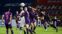 Arema tak berhenti menekan Persik. Mereka akhirnya bisa mencetak gol lagi pada menit 45+3. Lagi-lagi berawal dari sepak pojok, bola gagal ditinju Fajar Setya. (Bola.com/Bagaskara Lazuardi)