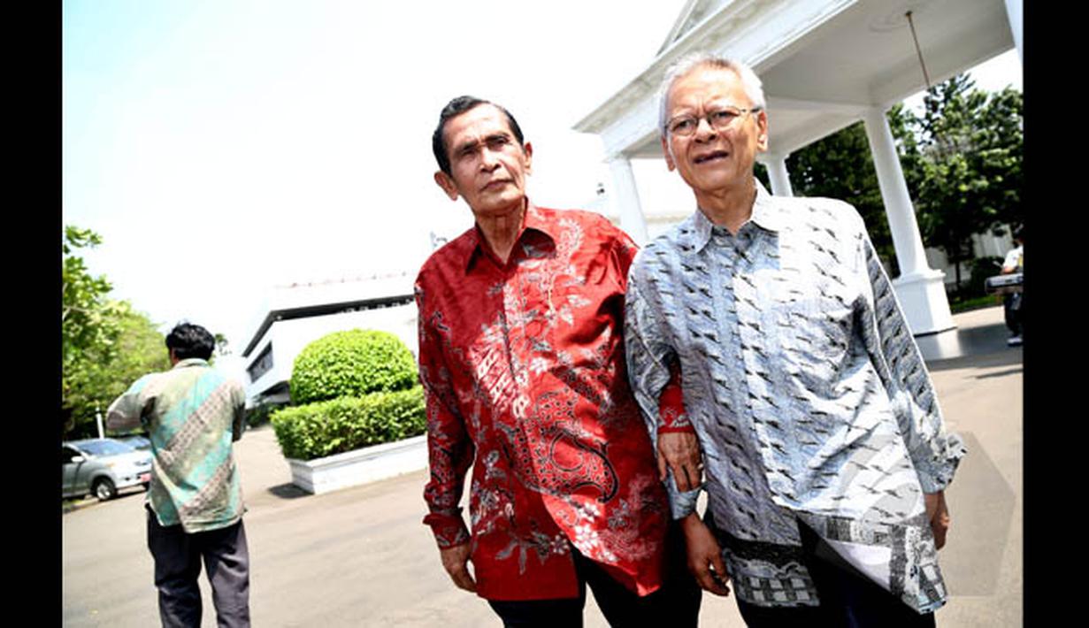 Tokoh senior Tumpak Hatorangan (kiri) dan Erry Riyana (kanan) usai menemui Presiden Jokowi di Istana Negara, Jakarta, Rabu (28/1/2015). (Liputan6.com/Faizal Fanani)
