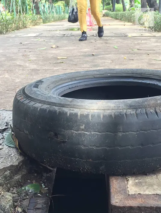 Pejalan kaki melintasi trotoar yang rusak dan berlubang di Jalan Kyai Tapa, Jakarta, Kamis (24/1). Banyaknya lubang akibat kerusakan penutup saluran air tersebut membahayakan pejalan kaki. (Liputan6.com/Immanuel Antonius)