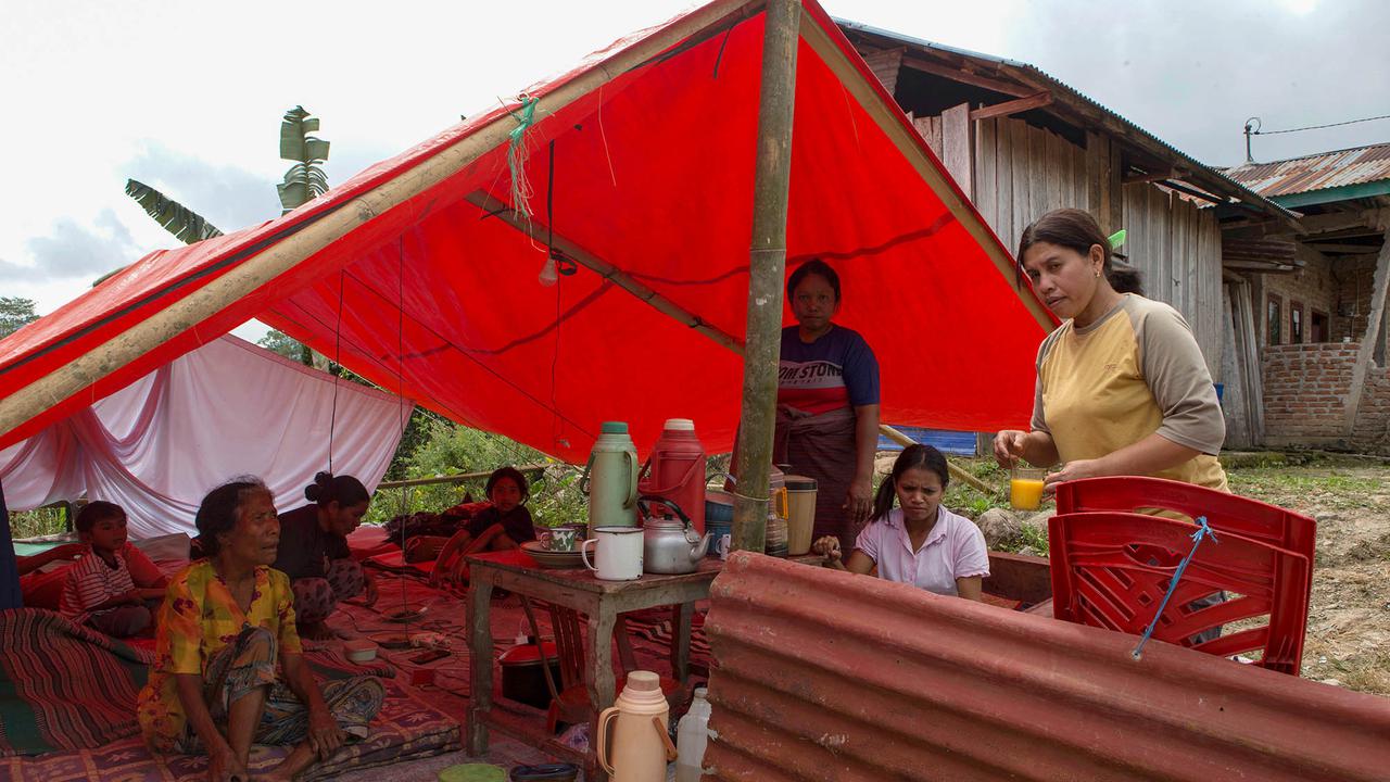 Warga Mulai  Bersihkan Puing Bangunan Pascagempa NTT