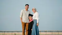 8 Rekomendasi Outfit Orang Tua untuk Datang ke Wisuda Anak TK, Ini Padu Padan yang Cocok di Momen Kelulusan Si Kecil