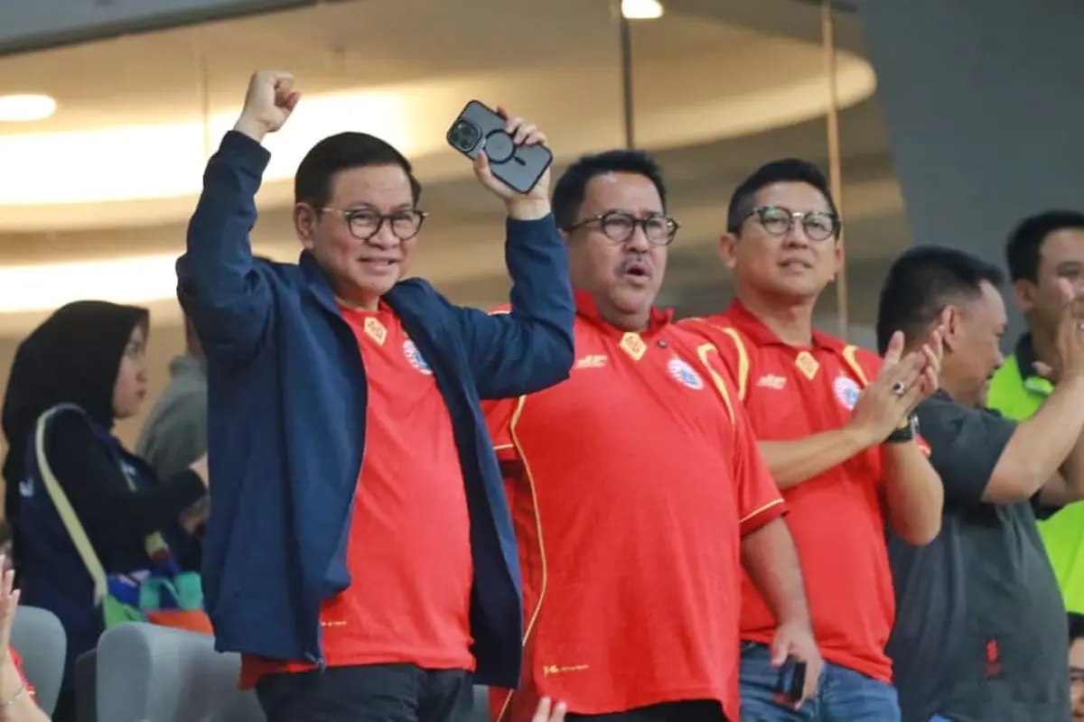 Gubernur Jakarta Pramono Anung bersama Wakil Gubernur (Wagub) Rano Karno meresmikan jersey baru tim sepak bola Persija.