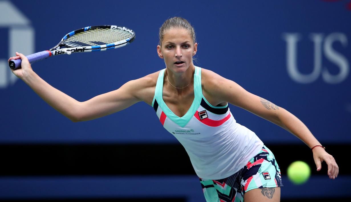 Karolina Pliskova berusaha mengembalikan bola saat melawan CoCo Vandeweghe pada laga perempat final tunggal putri AS terbuka 2017 di USTA Billie Jean King National Tennis Center, (6/9/2017). Karolina kalah 6-7, 3-6. (Clive Brunskill/Getty Images/AFP)