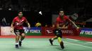 Ganda campuran Indonesia, Tontowi Ahmad/Apriyani Rahayu, saat menghadapi ganda Inggris Chris Adcock/Gabrielle Adcock pada laga Indonesia Masters 2020 di Istora, Jakarta, Kamis (16/1). Tontowi/Apriyani kalah 9-21, 12-21. (Bola.com/Yoppy Renato)