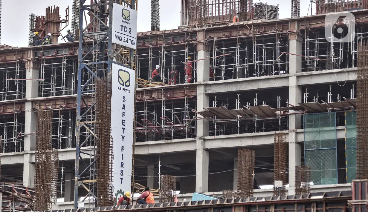Pekerja saat menyelesaikan proyek pembangunan rumah susun sewa (Rusunawa) Ujung Menteng di Jalan Inspeksi KBT, Jakarta, Kamis (5/11/2020). Rusunawa untuk warga DKI berpenghasilan rendah itu direncanakan memiliki dua tower, terdiri atas 19 lantai dengan total 1.056 unit. (merdeka.com/Iqbal Nugroho)