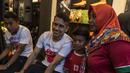 Pesepak bola, Egy Maulana foto bersama fans saat peluncuran Nike Born Mercurial 360 di Fisik Football, Jakarta, Rabu (7/3/2018). Nike merilis model terbaru Nike Mercurial Superfly dan Vapor 360. (Bola.com/Vitalis Yogi Trisna)