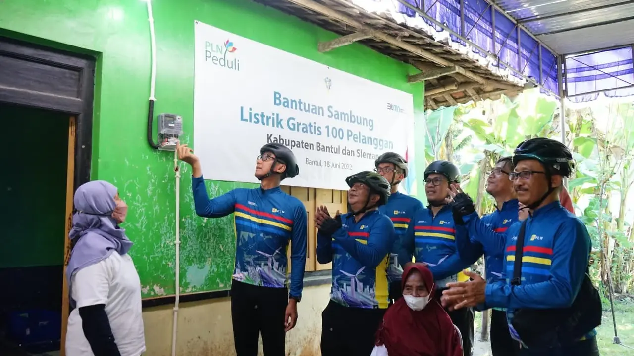Direktur Utama PLN Darmawan Prasodjo secara simbolis memberikan bantuan pemasangan listrik gratis kepada salah satu warga di Kabupaten Bantul pada Sabtu, (18/6/2022). (Dok PLN)