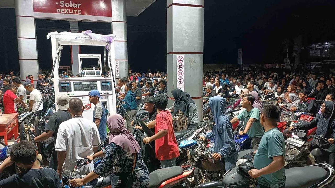 FOTO: Antrean Panjang BBM Warnai Pemulihan Pascabanjir di Sumut dan Aceh