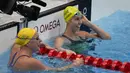 Perenang Australia Emma McKeon (kanan) dan perenang Swedia Sarah Sjoestroem setelah bertanding dalam final gaya bebas 50 meter putri Olimpiade Tokyo 2020 di Tokyo, Jepang, Minggu (1/8/2021). McKeon memecahkan satu rekor dunia dan dua rekor Olimpiade di Olimpiade Tokyo 2020. (AP Photo/Jae C. Hong)