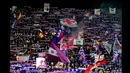 Suporter Fiorentina memberikan dukungan kepada tim kesayangan mereka di laga Liga Europa leg kedua di Stadion Artemio Franchi, Italia (26/2/2015). Fiorentina menang 2-0 atas Tottenham Hotspur. (Reuters/Carl Recine)