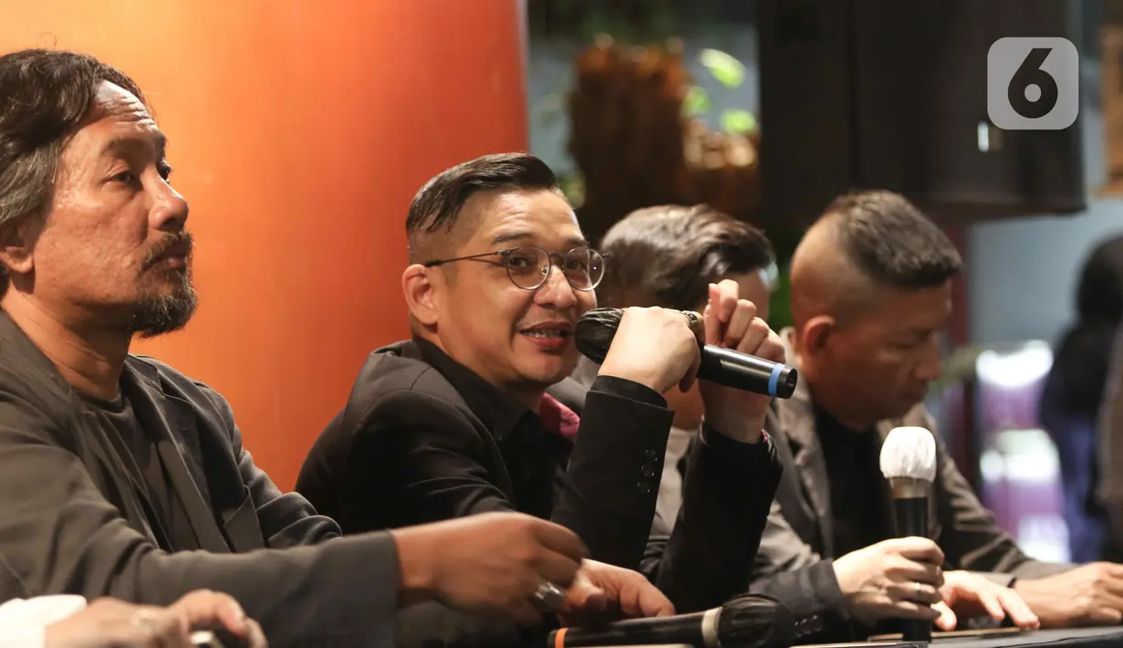 Pasha selaku vokalis band Ungu memberikan keterangan saat meluncurkan album terbaru Self-titled di Gedung Sarinah, Jakarta, Selasa (6/9/2022). Grup band Ungu kembali menggebrak kancah permusikan nasional dengan merilis album self-titled berisi 11 lagu baru. (Liputan6.com/Herman Zakharia)