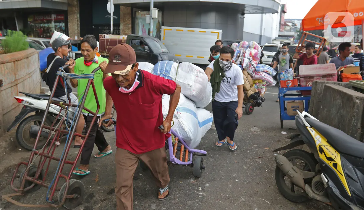 Aktivitas orang-orang di Kawasan Pasar Tanah Abang yang tutup, Jakarta, Senin (6/4/2020). Pemerintah Provinsi DKI Jakarta memperpanjang penutupan sementara Pasar Tanah Abang hingga 19 April 2020 sebagai bentuk pencegahan penyebaran virus corona COVID-19. (Liputan6.com/Herman Zakharia)