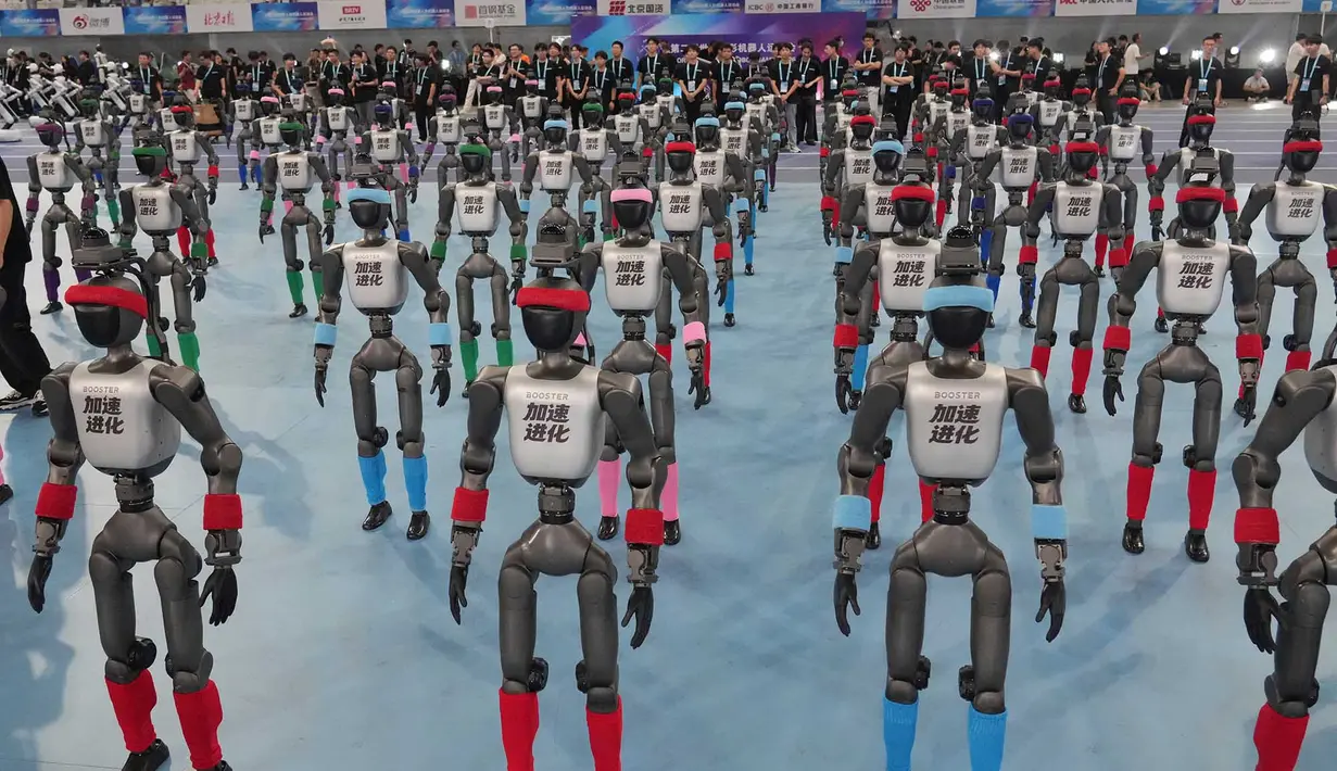 Sejumlah robot disiapkan menjelang upacara pembukaan World Humanoid Robot Games di Beijing, Sabtu, 22 Agustus 2026. (Foto AP/Achmad Ibrahim)