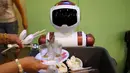 Robot mengumpulkan piring-piring tamu yang telah kotor di Chilli Padi Nonya Cafe, Singapura, (6/7). Restoran atau hotel di Singapura kekurangan tenaga kerja, Kebanyakan dari mereka memilih untuk menggunakan robot untuk bekerja. (REUTERS / Edgar Su)