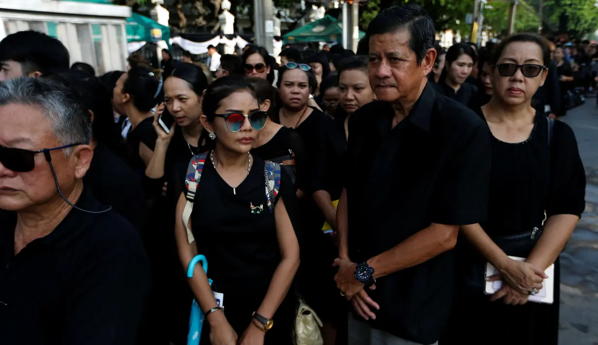 Para pelayat menggunakan pakaian serba hitam yang menandakan berkabung atas kepergian Raja Thailand Bhumibol Adulyadej di Grand Palace, Bangkok, Jumat (14/10). Raja Bhumibol wafat pada usai 88 tahun. (Reuters/Jorge Silva)
