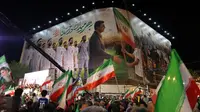 Orang-orang berkumpul untuk menghadiri upacara perpisahan Timnas Iran menjelang keberangkatan mereka ke Piala Dunia 2026, di Teheran pada 13 Mei 2026. Presiden Federasi Sepak Bola Iran mengatakan pada akhir 9 Mei bahwa jika Iran mundur dari Piala Dunia, itu akan menghilangkan "aset diplomatik utama" negara tersebut. FIFA telah bersikeras selama berminggu-minggu bahwa Iran akan berpartisipasi. Iran, yang akan bermarkas di Tucson, Arizona, selama Piala Dunia, menghadapi Selandia Baru, Belgia, dan Mesir di Grup G. Iran akan memulai kampanye Piala Dunia mereka melawan Selandia Baru di Los Angeles pada 15 Juni. (ATTA KENARE/AFP)