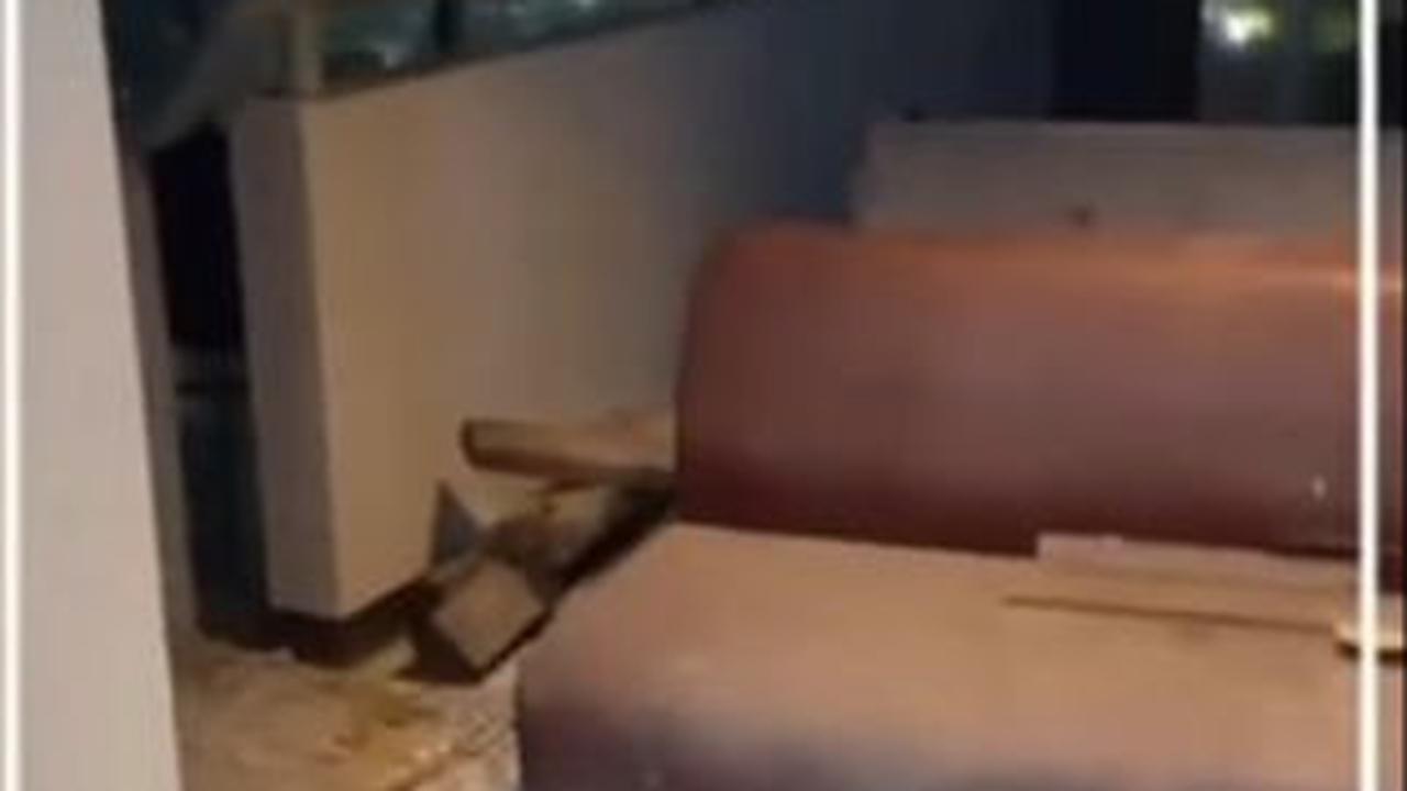 Dalam video yang dibagikan, perekam video juga tampak sangat ketakutan hingga menangis lantaran pintu lift terus terbuka.