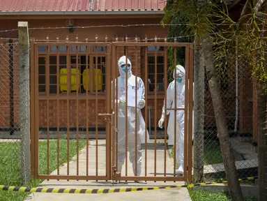 Para dokter mengenakan pakaian pelindung setelah mengunjungi seorang pasien yang kontak dengan korban Ebola, di bagian isolasi Rumah Sakit Rujukan Regional Entebbe di Entebbe, Uganda Kamis, 20 Oktober 2022. Pejabat WHO mengatakan pada Kamis (20/10), Wabah Ebola di Uganda berkembang pesat dalam sebulan yang membuat situasi yang sulit bagi petugas kesehatan di lapangan. (AP Photo/Hajarah Nalwadda)