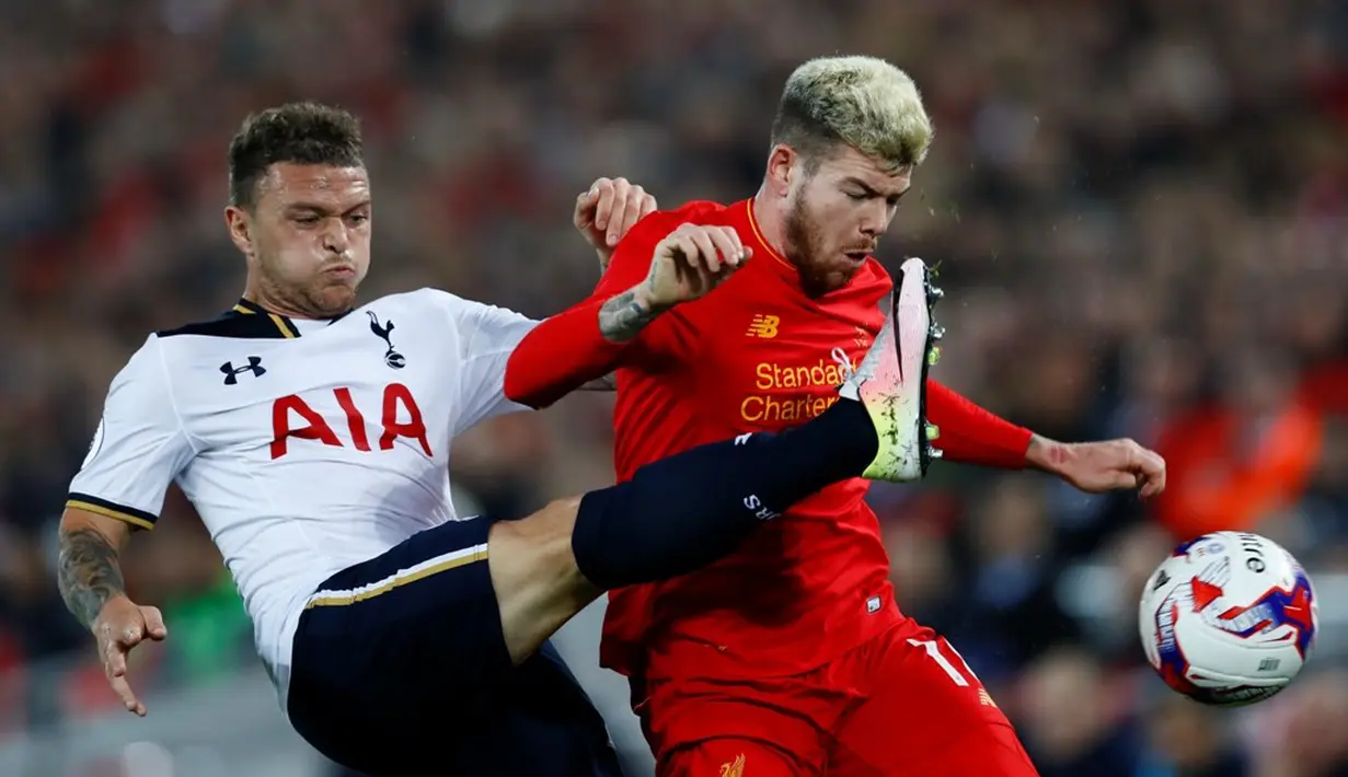 Pemain Liverpool, Alberto Moreno (kanan), berebut bola dengan pemain Tottenham Hotspur, Kieran Trippier, pada putaran keempat Piala Liga Inggris di Stadion Anfield, Liverpool, Selasa (25/10/2016) waktu setempat. (Action Images via Reuters/Jason Cairnduff)