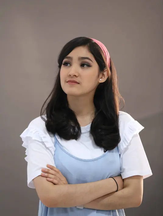 Perubahan baru itu membuat orang disekitarnya kaget, lantaran perempuan kelahiran Bekasi 18 tahun silam ini berbeda dari kesehariannya sebagai pribadi yang sering memakai celana jeans. (Nurwahyunan/Bintang.com)