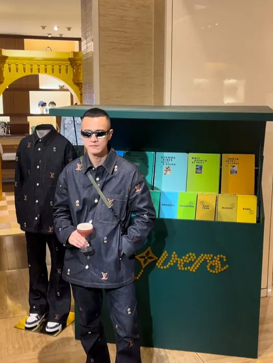 Aktor Herjunot Ali tampak hadir mengenakan set jeans shirt jacket dan pants. Dengan aksen sulam yang apik dan kacamata hitam khas gaya Pharrell Williams. [ Foto: Fimela.com ]