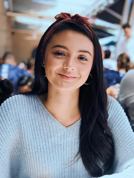 Seperti yang ini misalnya, Amanda begitu cantik dengan memakai bandana berwarna merah dengan membiarkan rambut panjangnya terurai. Gayanya cukup simple, Amanda hanya mengenakan kaus lengan panjang warna biru langit. (Instagram/amandarawles)