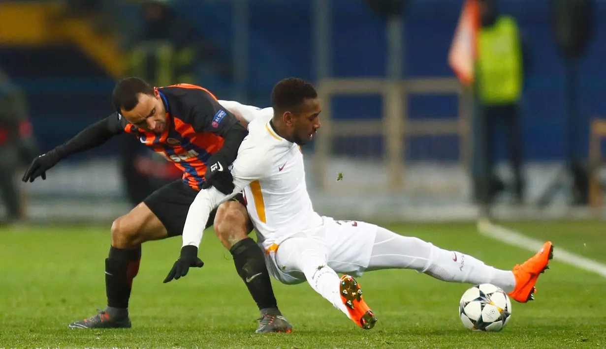 Pemain  AS Roma, Gerson berebut bola dengan pemain Shakhtar Donetsk, Ismaily pada leg pertama babak 16 besar Liga Champions di Oblasny SportKomplex Metalist, Kamis (22/2). Shakhtar Donetsk sukses memetik kemenangan tipis 2-1. (AP/Efrem Lukatsky)