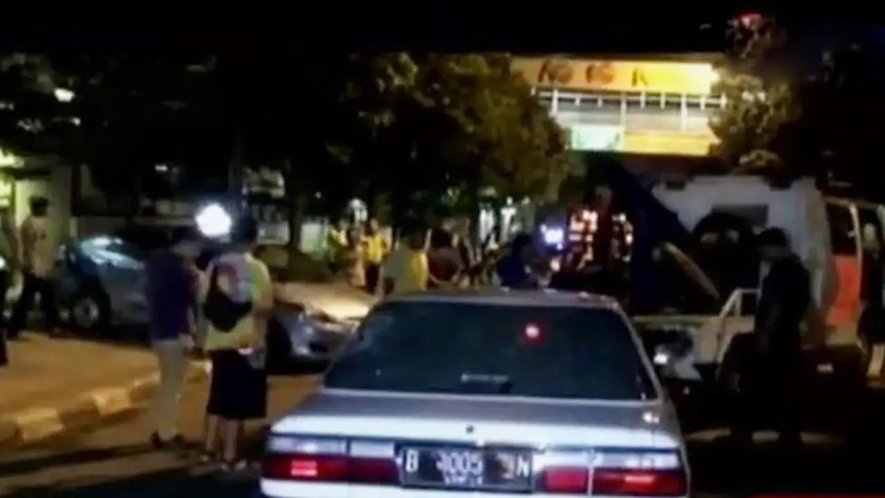 Segmen 1: Sedan Tabrak Taksi hingga Alat Berat Seruduk Rumah