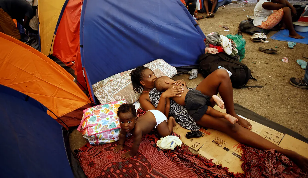 Migran asal Afrika yang terdampar di Kosta Rika beristirahat di dekat tenda miliknya di kamp darurat di perbatasan antara Kosta Rika dan Nikaragua, di Penas Blancas, Kosta Rika, (14/7). (REUTERS / Juan Carlos Ulate)