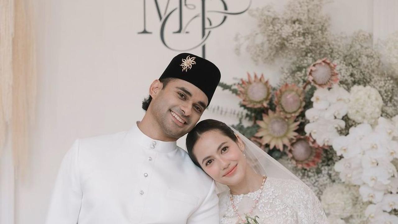 Pevita Pearce mengejutkan publik dengan pengumuman pernikahannya yang mendadak dengan Mirzan Meer, pria keturunan India asal Malaysia, pada 20 Oktober 2024.<br>