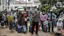Warga RW 022 Muara Angke membawa jeriken saat berunjuk rasa di depan Kantor Balai Kota DKI Jakarta, Selasa (22/2/2022). Warga menyerahkan surat pengajuan air bersih ke Gubernur DKI Jakarta dan menuntut Pemprov DKI meminta PAM Jaya memberikan pelayanan air bersih. (merdeka.com/Iqbal S. Nugroho)