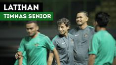 Berita video latihan Timnas Indonesia senior yang digelar malam hari untuk menghadapi laga uji coba Kamboja, Senin (2/10/2017).