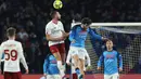 Pemain AS Roma Bryan Cristante (kiri atas) berebut bola denan pemain Napoli Khvicha Kvaratskhelia (kanan atas) pada pertandingan sepak bola Liga Italia di Stadion Diego Armando Maradona, Naples, Italia, 29 Januari 2023. Napoli makin kokoh puncaki klasemen sementara Liga Italia usai mengalahkan AS Roma dengan skor 2-1. (Alessandro Garofalo/LaPresse via AP )