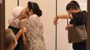 Aktris senior Rina Hasyim memeluk Rosmayasuto Nasution yang merupakan istri mendiang Bob Tutupoly di Rumah Duka RS Siloam Semanggi, Jakarta Selatan, Selasa (5/7/2022). Penyanyi legendaris Bob Tutupoly meninggal dunia di usia 82 tahun pada Selasa, 5 Juli 2022, setelah dirawat di Rumah Sakit Mayapada Jakarta Selatan. (Liputan6.com/Herman Zakharia)