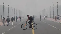 Sekolah-sekolah ditutup di seluruh ibu kota India akibat kabut asap yang berbahaya menyelimuti kota besar ini. (ARUN THAKUR/AFP)