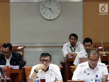 Menkumham Yasonna Laoly mengikuti rapat kerja dengan Komisi III DPR di kompleks Parlemen, Jakarta,  Rabu (6/3). Rapat membahas pengajuan kewarganegaraan RI dari pesepakbola asal Nigeria, Godstime Ouseloka Egwuatu. (Liputan6.com/Johan Tallo)