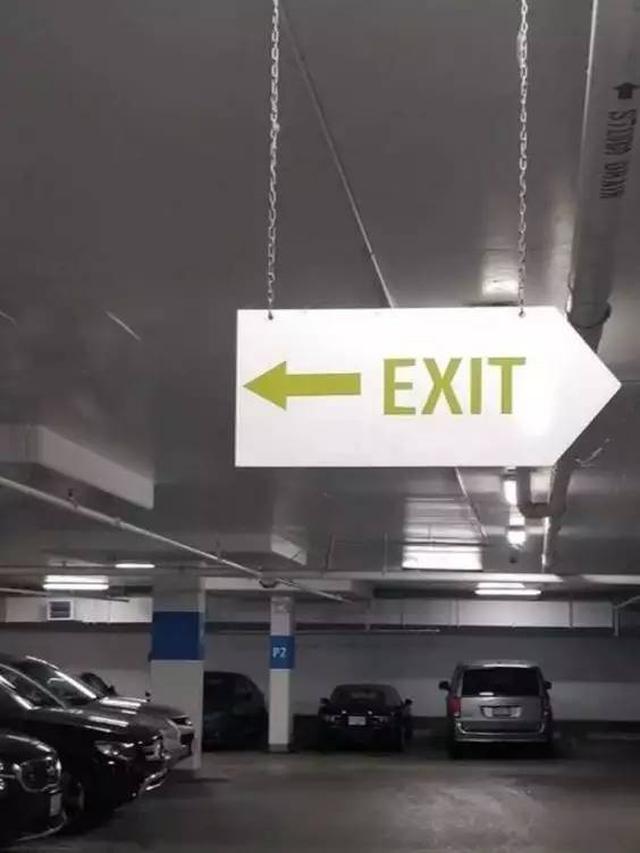 9 Potret Nyeleneh Papan Petunjuk Arah Ini Malah Menyesatkan