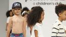 Para model cilik berjalan di atas catwalk membawakan koleksi True Religion pada saat petitePARADE di Children's Club di Jacob Javitz Center di New York City (6/8). (JP Yim / Getty Images untuk petitePARADE / AFP)